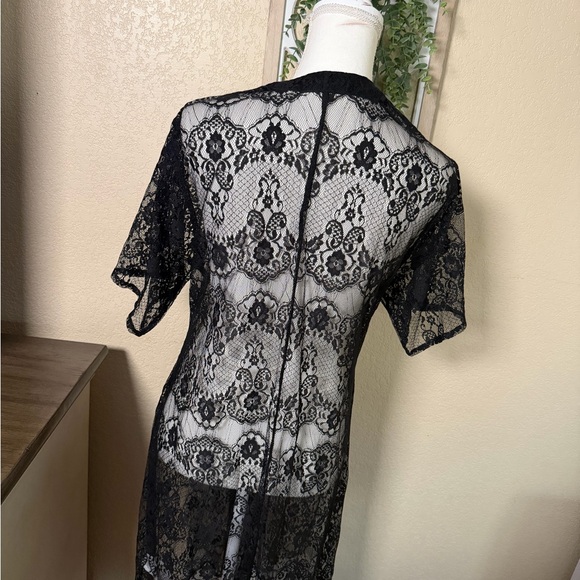 Express Black Lace Robe - Picture 2 of 3